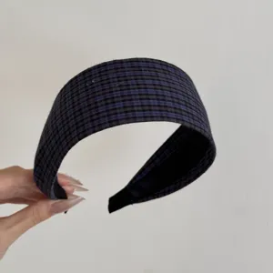 Vue détaillée d'un serre-tête large à carreaux bleus et noirs avec texture denim