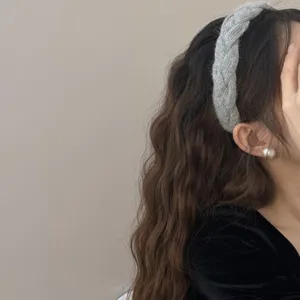 Grijze gebreide gevlochten haarband voor dames, modieuze haaraccessoire voor haar