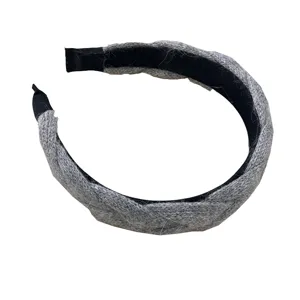 Elegante grijze gebreide vlechthaarband in bosstijl voor alle modebewuste dames