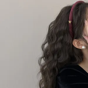 Elegante cerchietto in velluto bordeaux decorato con un piccolo fiocco dorato per capelli