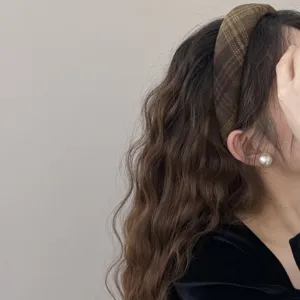 Cerchietto largo a scacchi vintage da donna, accessorio per capelli stile lana.