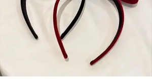 Detailweergave van de zachte rode en zwarte fluwelen textuur van de kerst hoofdband