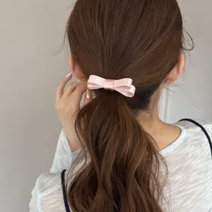 Fiocco per capelli in nastro rosa a doppio strato per un look in stile balletto su coda bassa