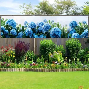 Großes Gartenbanner mit blauen Hortensien an einem Holzzaun für die Dekoration