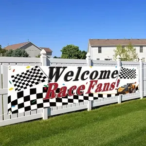 Welkomstbanner racethema met geblokte vlaggen en sportwagen voor buitenfeest decoratie