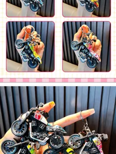 Vue détaillée de porte-clés jouets mini moto colorés et cool avec rétrofriction