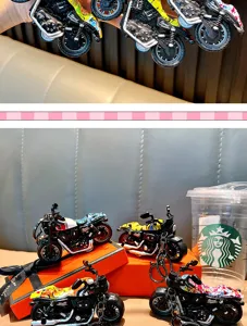 Gros plan détaillé de porte-clés de moto miniatures colorés avec fonction de recul