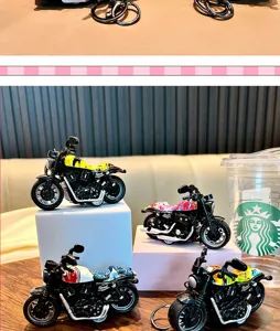 Gros plan détaillé de quatre mini porte-clés modèles de motos au style graffiti
