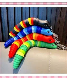 Portachiavi a forma di serpente articolato colorato in 3D su superficie in pelle