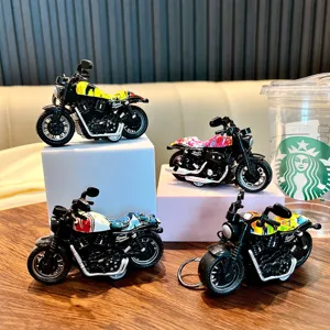 Lot de porte-clés moto graffiti cool avec couleurs vives exposées sur support