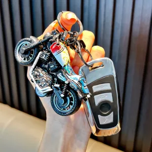Porte-clés moto mini cool avec un design de modèle coloré et détaillé pour sacs
