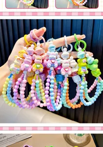 Gedetailleerde opname van kralen beer telefoonbedeltjes en sleutelhangers macaron