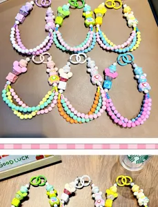 Gedetailleerd overzicht van kleurrijke kralen beer sleutelhangers in diverse pastelkleuren.