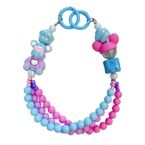 Kleurrijk kralenbeertje telefoonkoord met blauwe en roze kralen voor tassen.
