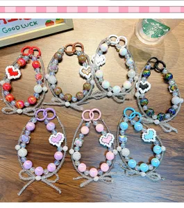 Lot de porte-clés à perles colorées avec cœur et nœud sur table en bois