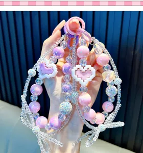Vue macro détaillée du bijou de téléphone fait main avec cœurs et perles roses