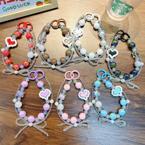 Lot de sept bijoux de téléphone et porte-clés colorés en perles avec cœur pixel