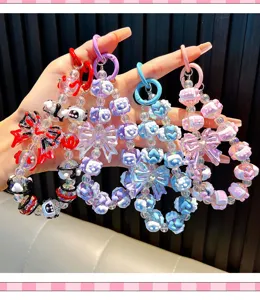 Nahaufnahme von vier bunten handgefertigten Perlen-Schlüsselanhängern mit Kristallschleifen.