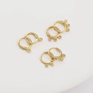 Detalle de cierres de aretes circulares de cobre bañados en oro 14K con argollas