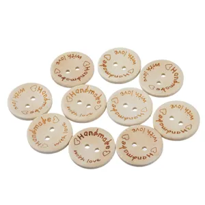 Vue détaillée des boutons ronds en bois gravés 'Handmade with love' pour le bricolage DIY