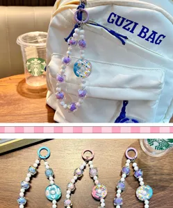 Primer plano de colgantes para bolso con cuentas de donut de colores y perlas en mochila.