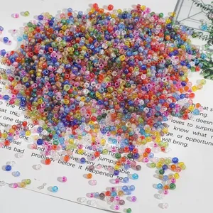 Dettaglio macro di perline di vetro colorate traslucide sparse per artigianato fai-da-te