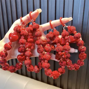 Handgemaakte dieprode kralen telefoonketting met strikjes en zachte pompons voor Nieuwjaarsstijl
