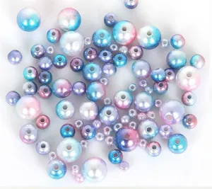 Primo piano di perle finte in ABS sfumate galassia per la creazione di gioielli fai-da-te