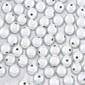 Gros plan sur des perles rondes blanches nacrées et irisées pour la création de bijoux DIY.