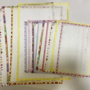 Detailansicht verschiedener bunter transparenter Netztaschen mit dekorativem Rand