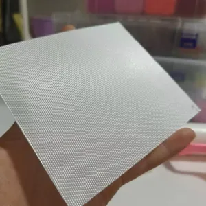 Nahaufnahme einer quadratischen weißen strukturierten Platte für DIY-Bügelperlen-Projekte
