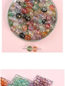 Vue détaillée de perles en verre colorées avec effets d'encre et de feuilles d'or pour DIY