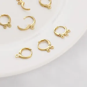 Vista macro detallada de aros de pendientes de cobre bañados en oro 14K para joyería DIY