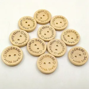 Gros plan de boutons en bois naturel avec texte gravé Handmade with love et petits cœurs