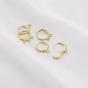 Vista detallada de cierres de pendientes redondos bañados en oro 14K para joyería DIY