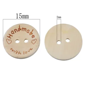 Vue détaillée d'un bouton rond en bois de 15mm avec gravure cœur "Handmade with love"