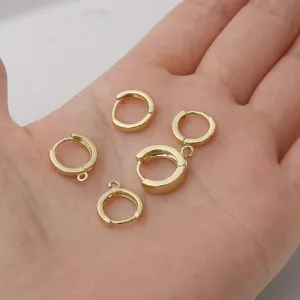 Primer plano detallado de bases para pendientes de aro bañadas en oro 14K con ojales