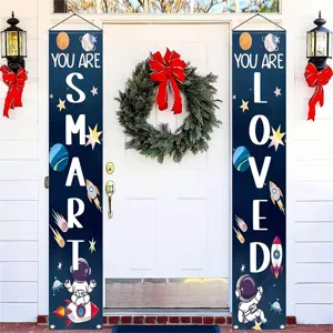 Astronaut thema deurbanners met You Are Smart en You Are Loved slogans voor feesten