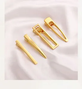 Gedetailleerde close-up van vier gouden eendenbek haarspelden voor DIY-haaraccessoires