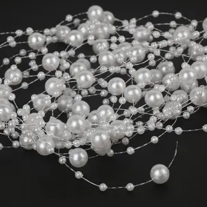 Primo piano dettagliato della catena di perle ABS con filo trasparente per decori nuziali