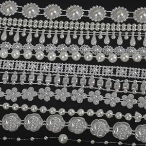 Dettaglio macro di vari stili di catene di perle ABS per accessori da sposa fai da te
