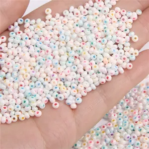 Gros plan de perles de rocaille irisées pastel pour la création de bijoux DIY