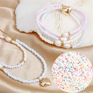 Vue détaillée des perles de rocaille macaron avec perles et breloques coeur doré