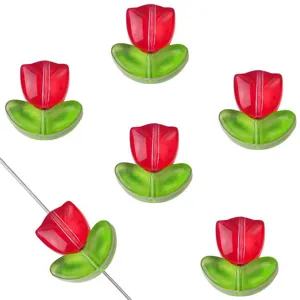 Nahaufnahme von roten und grünen tulpenförmigen Perlen für DIY-Handarbeit-Schmuckzubehör
