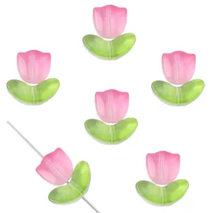 Detailansicht der transparenten rosa Tulpenblütenperlen für die Schmuckherstellung.
