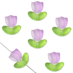 Detailansicht von lila Tulpenblütenperlen mit grünen Blättern für DIY-Schmuck.