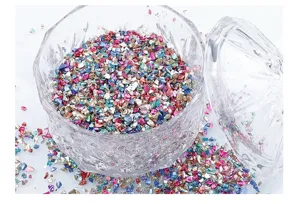 Nahaufnahme von gemischten metallischen Glasfragmenten für DIY-Epoxidharz-Bastelfüllungen