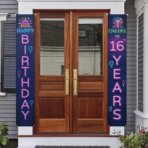 Bannières de fête pour 16e anniversaire suspendues à une porte d'entrée en bois