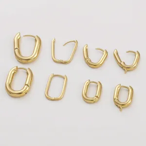 Vista detallada de aros dorados en forma de U y ovales para la creación de joyas