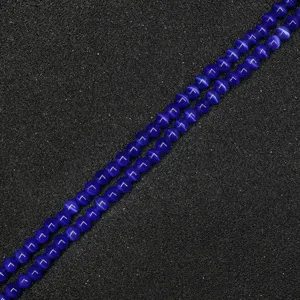 Primer plano de cuentas redondas azules de ojo de gato para hacer joyas de bricolaje